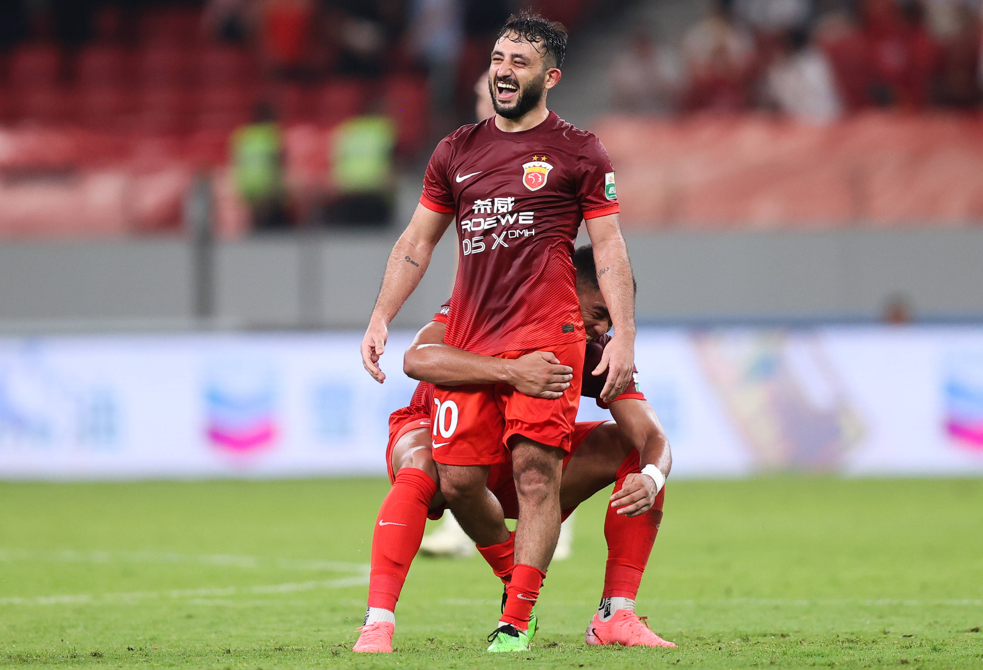 关于武磊赛前列队欢迎阿贾克斯，尊重对手尽显风度！的信息